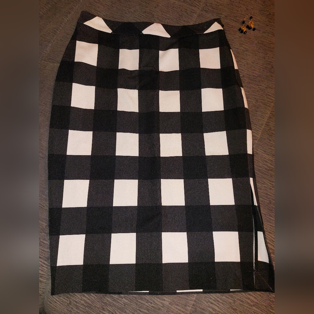 Banana Republic Black and White Plaid skirt. Petite 22in. Super cute! Used.
